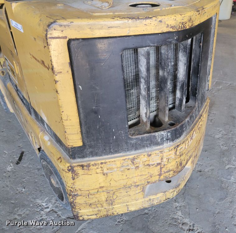 image for item IV9743 Caterpillar T40C  forklift