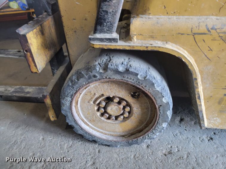 image for item IV9743 Caterpillar T40C  forklift