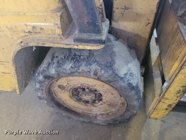 image for item IV9743 Caterpillar T40C  forklift