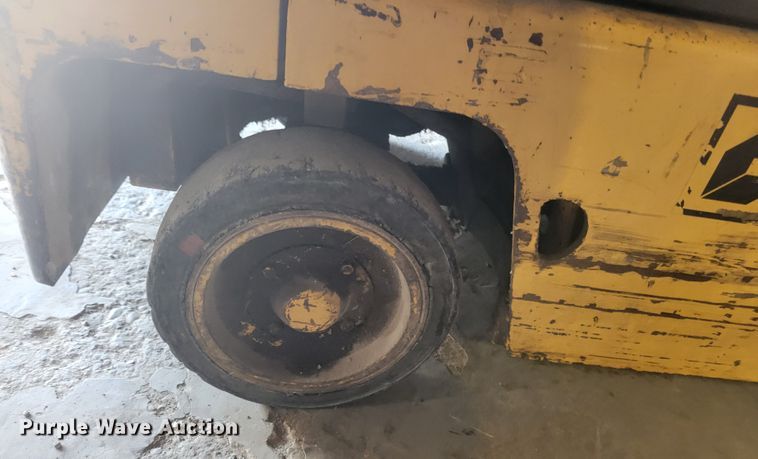 image for item IV9743 Caterpillar T40C  forklift