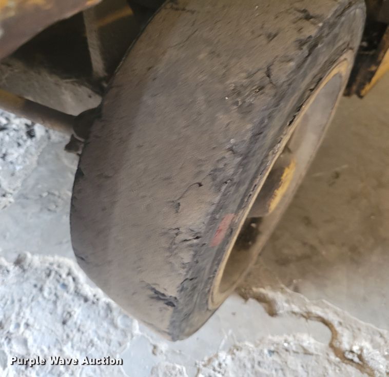 image for item IV9743 Caterpillar T40C  forklift