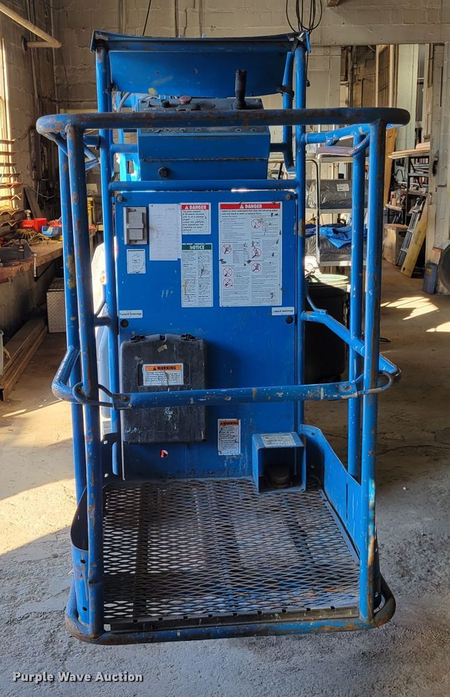 image for item IV9744 2002 Genie Z-20/8N  boom lift