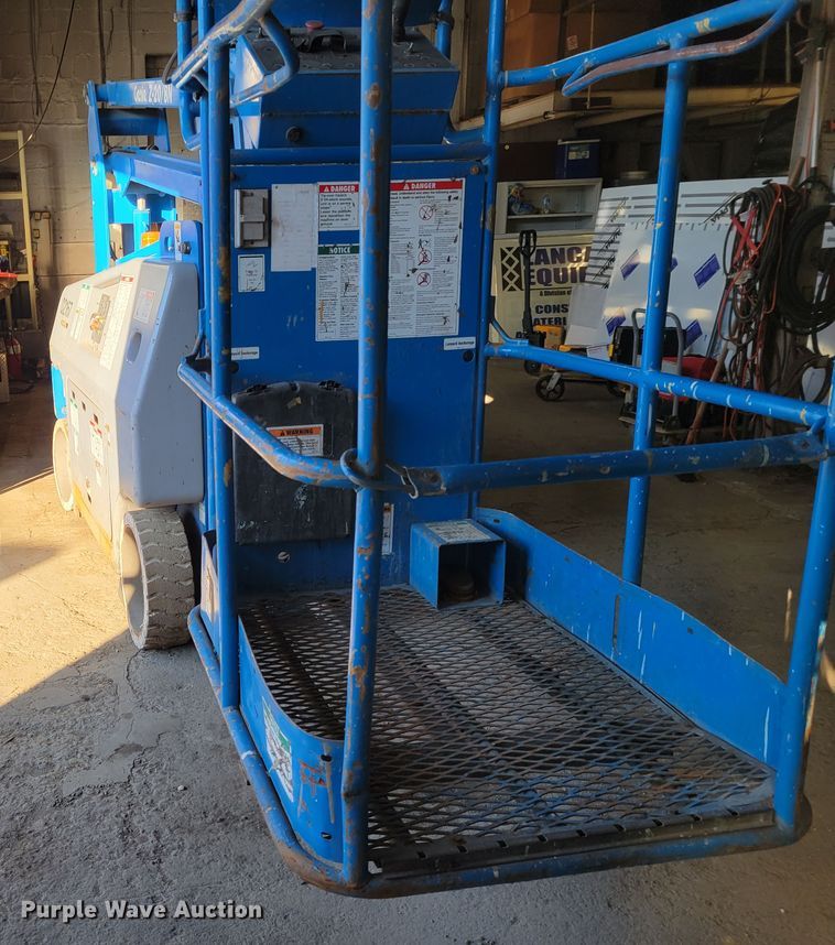 image for item IV9744 2002 Genie Z-20/8N  boom lift