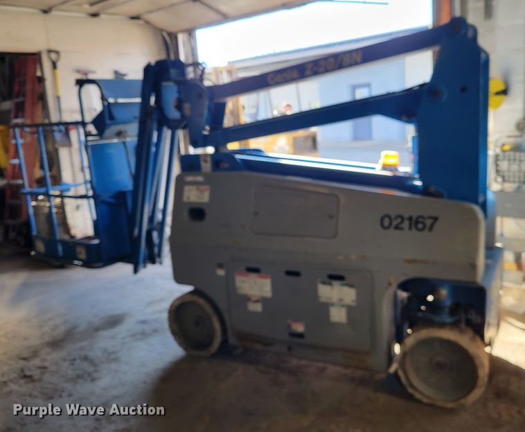 image for item IV9744 2002 Genie Z-20/8N  boom lift