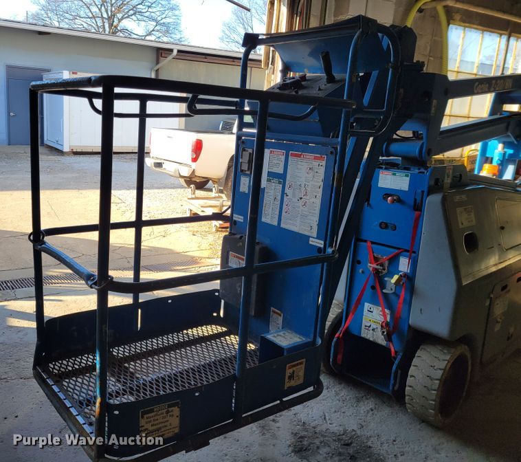 image for item IV9744 2002 Genie Z-20/8N  boom lift