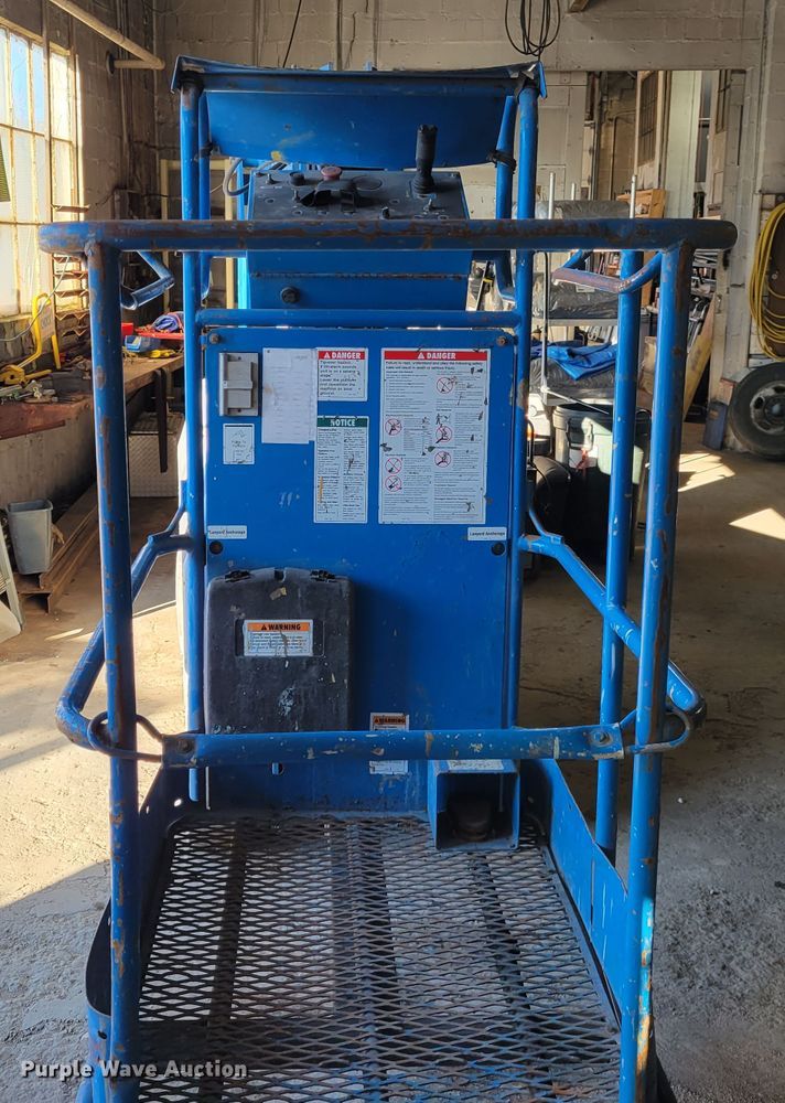 image for item IV9744 2002 Genie Z-20/8N  boom lift