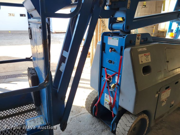 image for item IV9744 2002 Genie Z-20/8N  boom lift