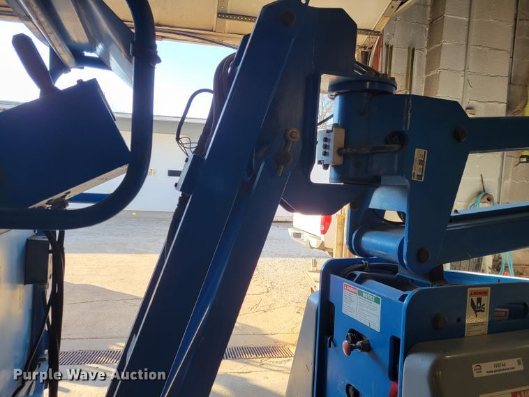 image for item IV9744 2002 Genie Z-20/8N  boom lift