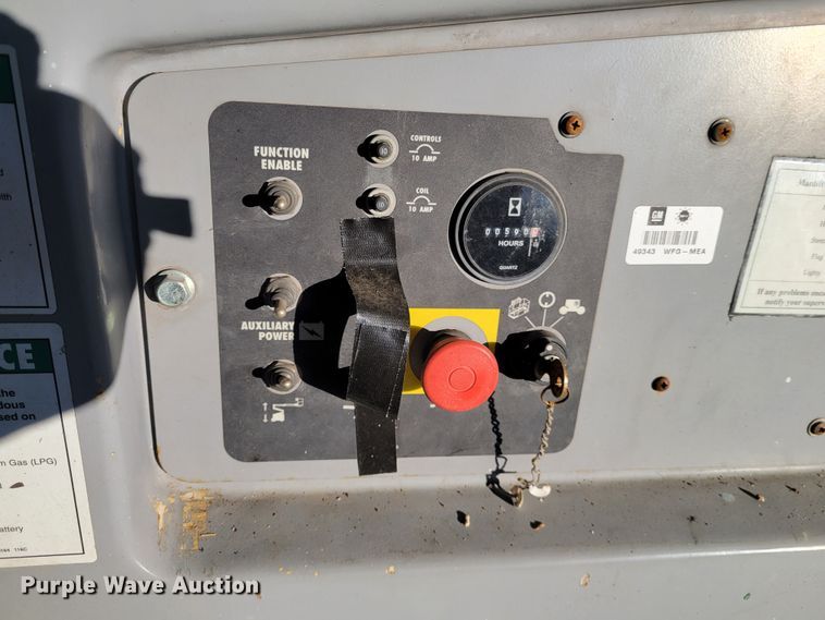 image for item IV9744 2002 Genie Z-20/8N  boom lift