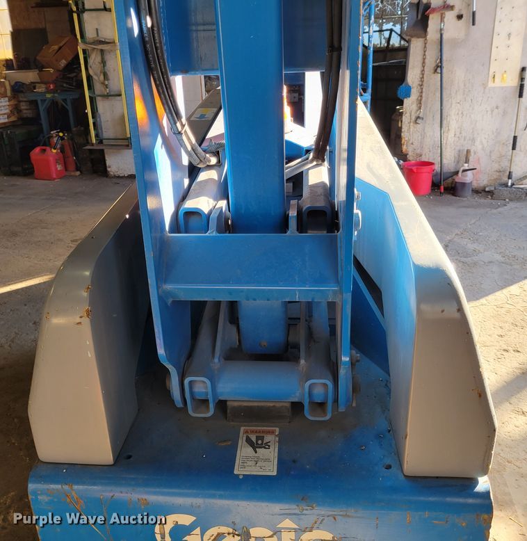 image for item IV9744 2002 Genie Z-20/8N  boom lift