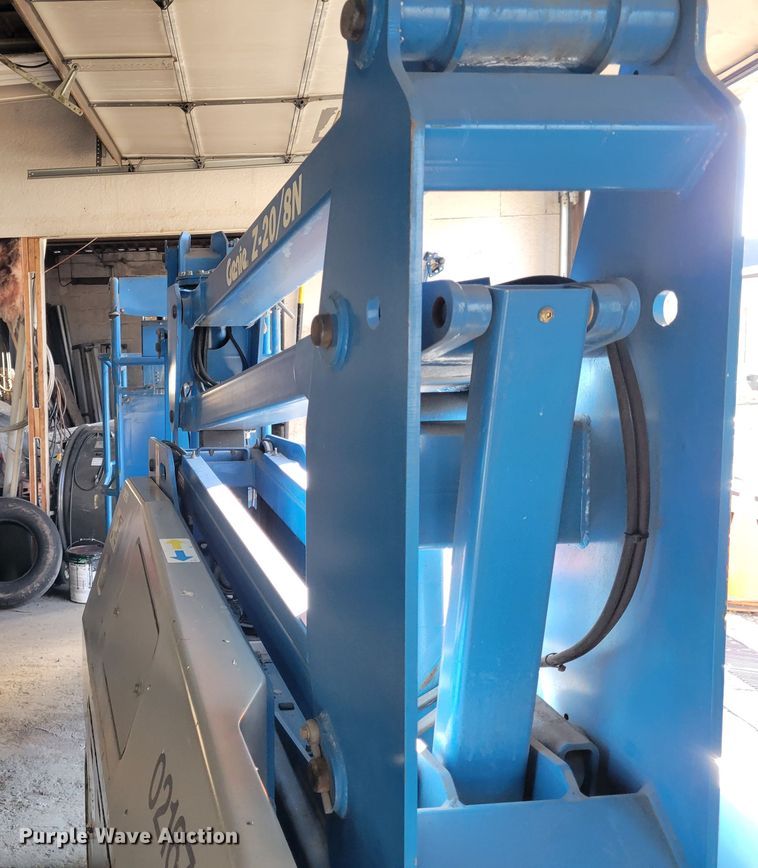 image for item IV9744 2002 Genie Z-20/8N  boom lift