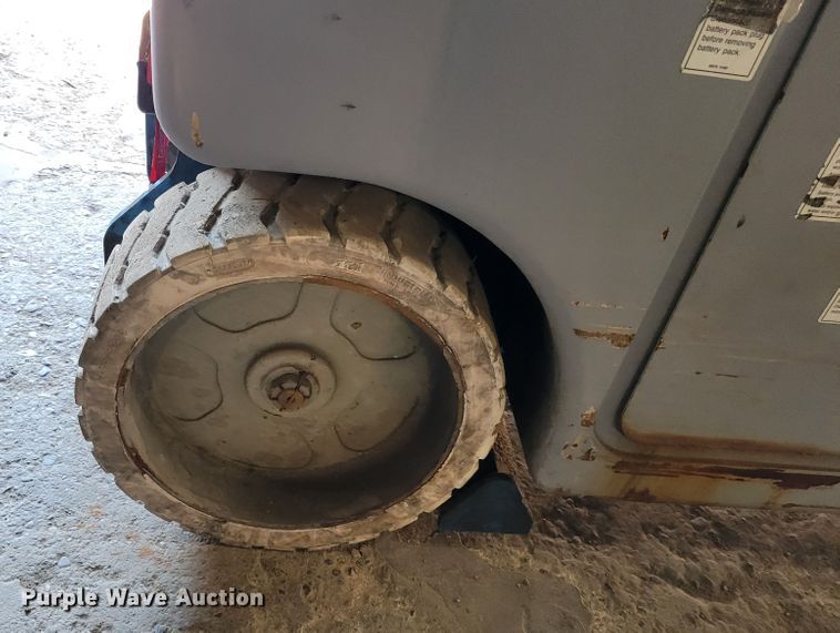 image for item IV9744 2002 Genie Z-20/8N  boom lift