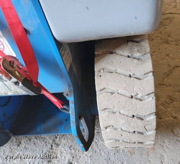 image for item IV9744 2002 Genie Z-20/8N  boom lift