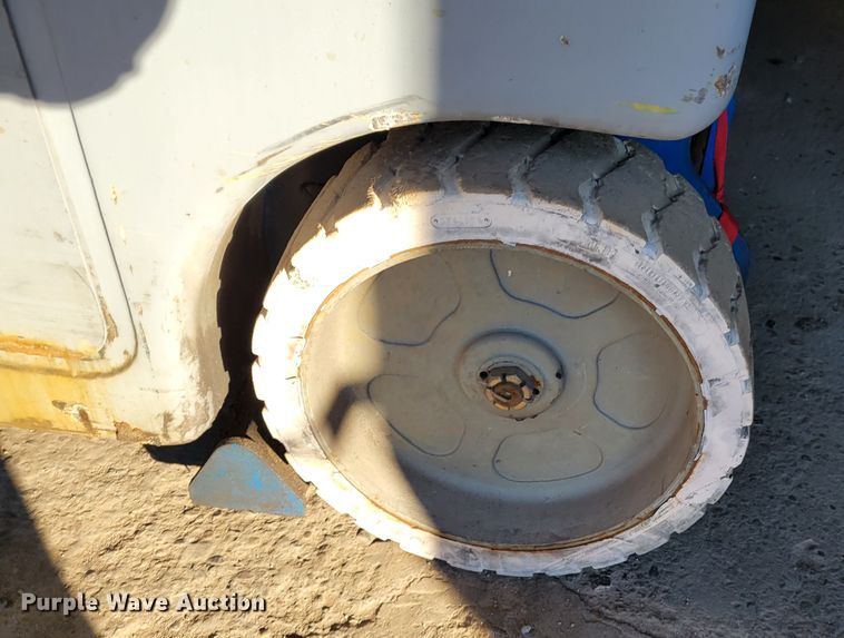 image for item IV9744 2002 Genie Z-20/8N  boom lift