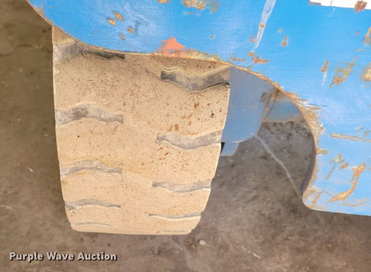 image for item IV9744 2002 Genie Z-20/8N  boom lift