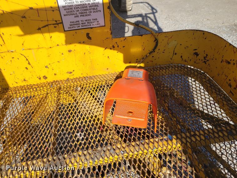 image for item IV9745 2000 Grove A40NE  boom lift