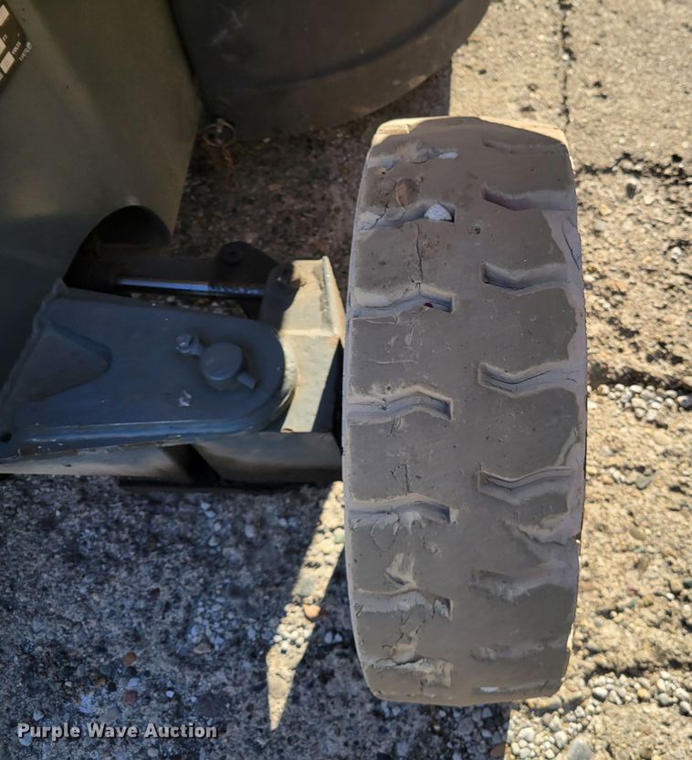 image for item IV9745 2000 Grove A40NE  boom lift