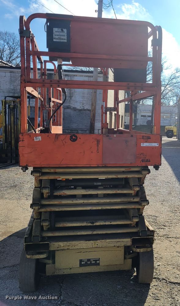 image for item IV9747 2003 JLG 3246E2  scissor lift