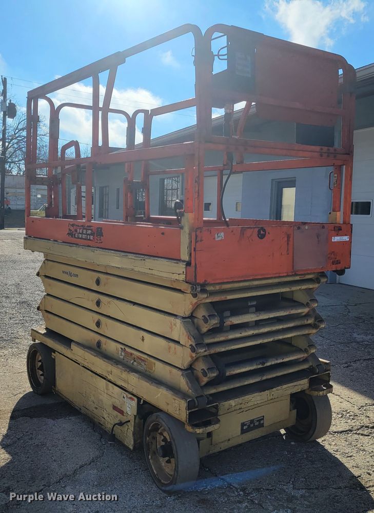 image for item IV9747 2003 JLG 3246E2  scissor lift