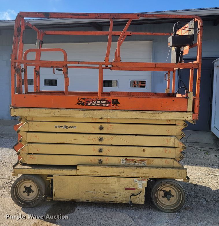 image for item IV9747 2003 JLG 3246E2  scissor lift
