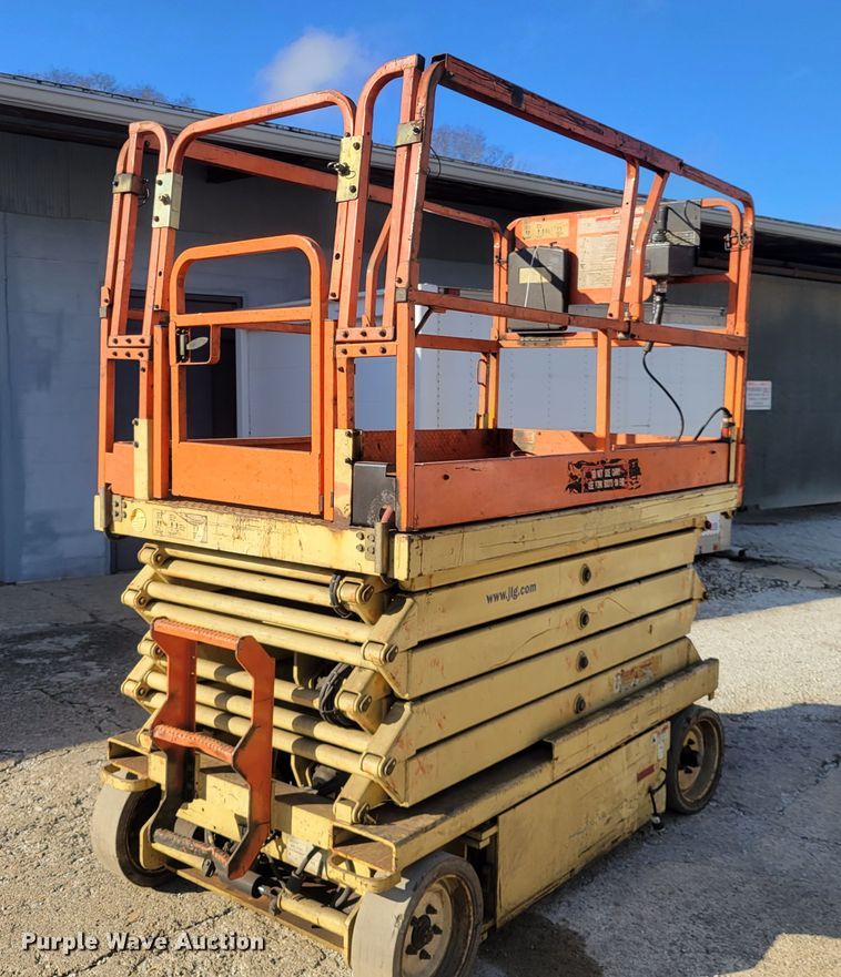 image for item IV9747 2003 JLG 3246E2  scissor lift