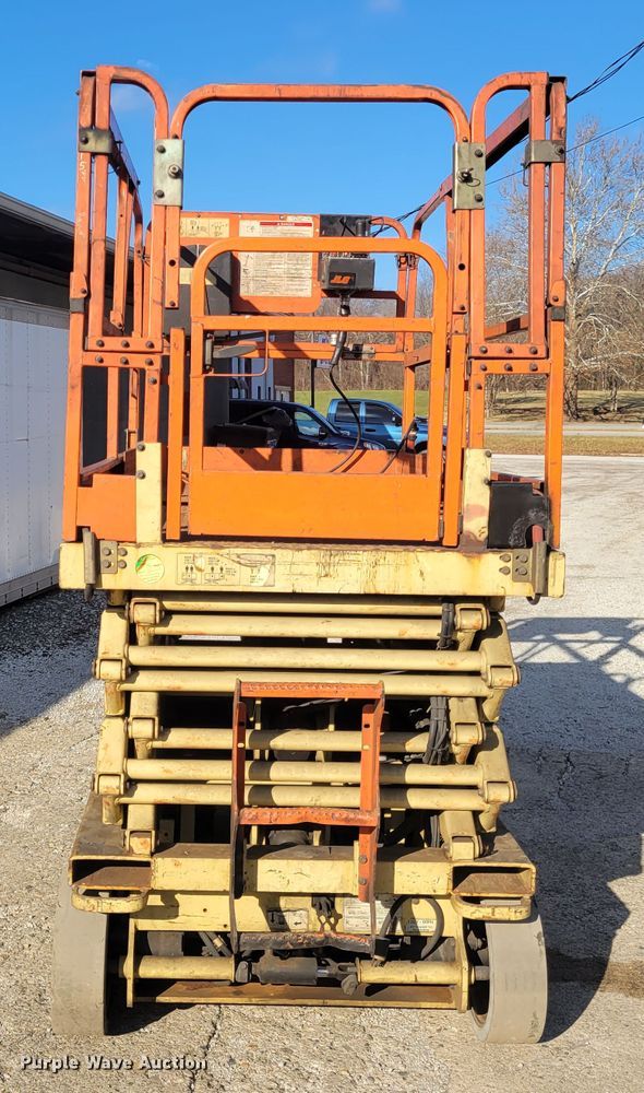 image for item IV9747 2003 JLG 3246E2  scissor lift
