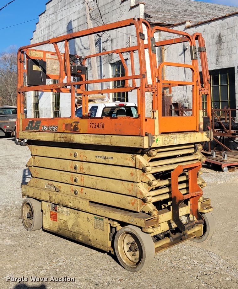 image for item IV9747 2003 JLG 3246E2  scissor lift