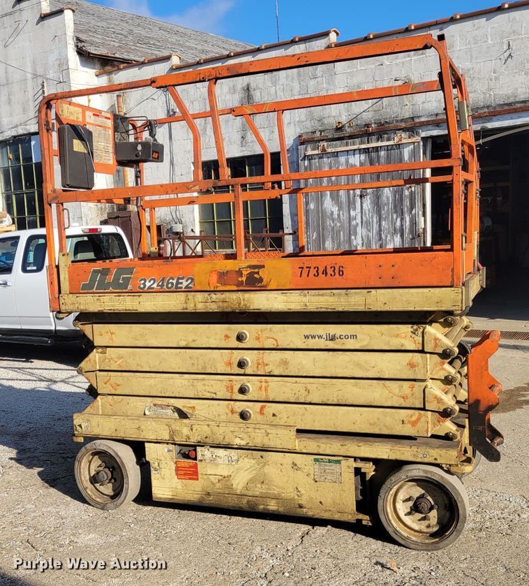 image for item IV9747 2003 JLG 3246E2  scissor lift