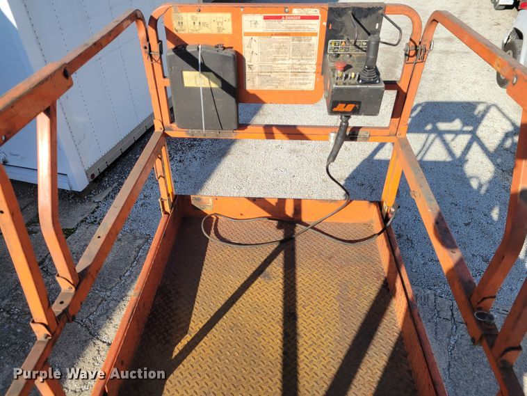 image for item IV9747 2003 JLG 3246E2  scissor lift