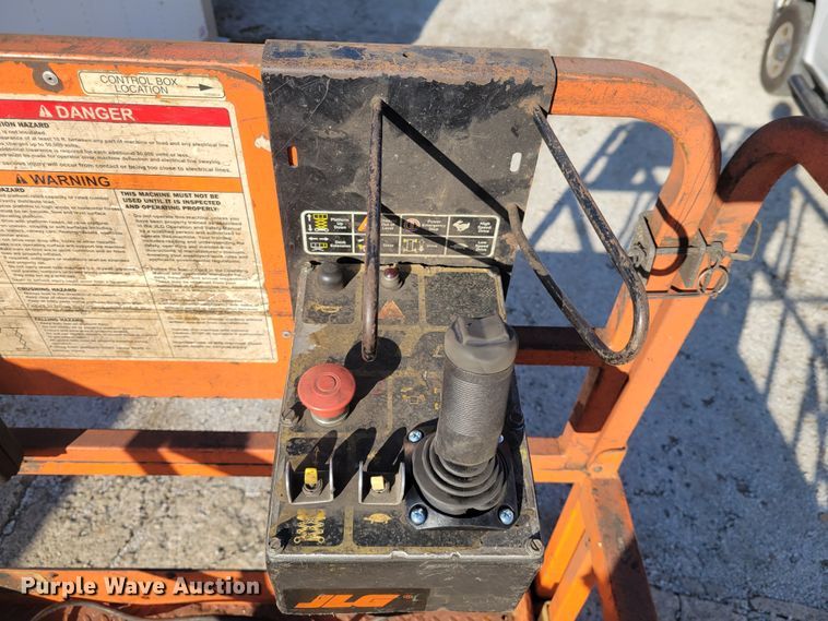 image for item IV9747 2003 JLG 3246E2  scissor lift