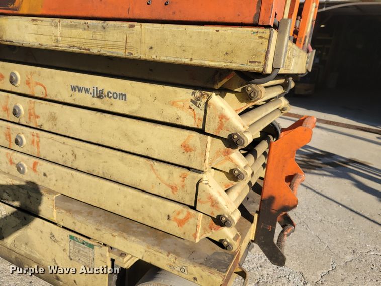 image for item IV9747 2003 JLG 3246E2  scissor lift