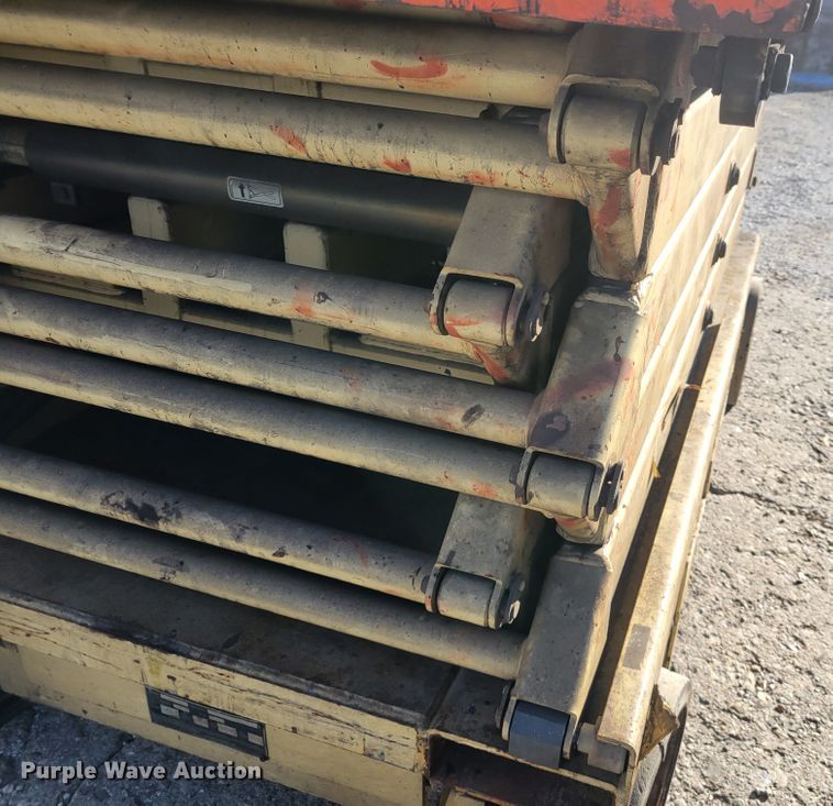 image for item IV9747 2003 JLG 3246E2  scissor lift