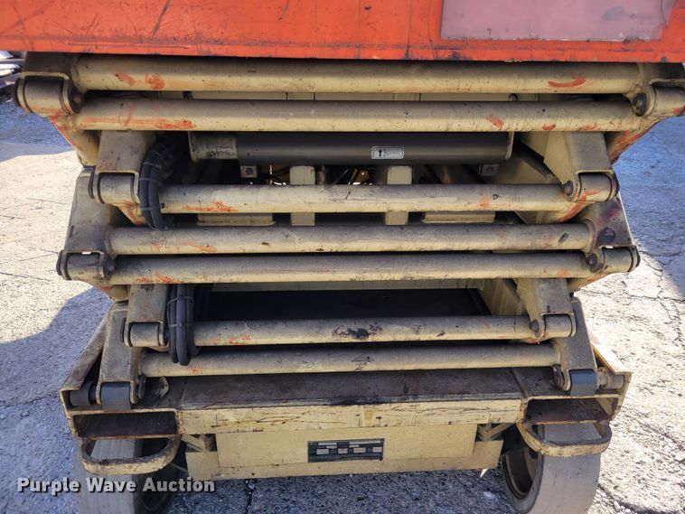 image for item IV9747 2003 JLG 3246E2  scissor lift