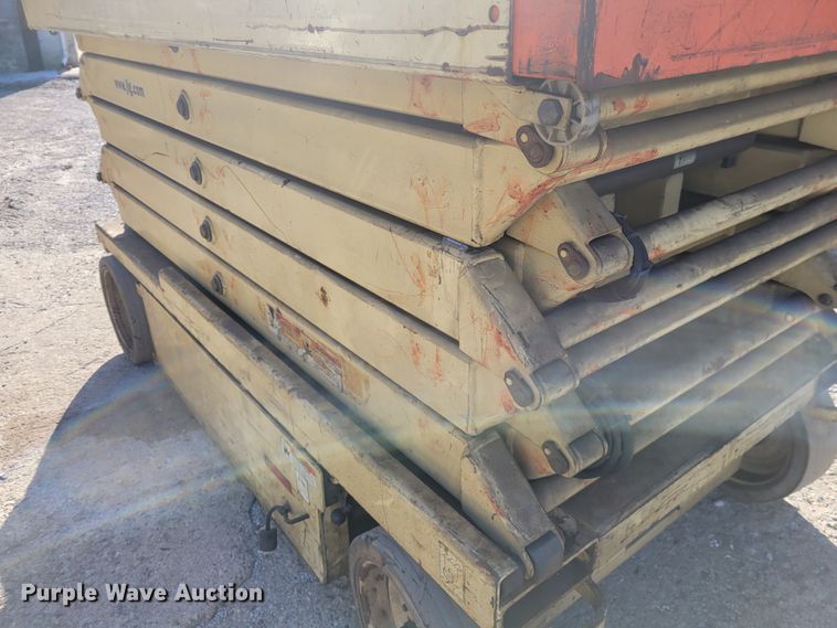 image for item IV9747 2003 JLG 3246E2  scissor lift