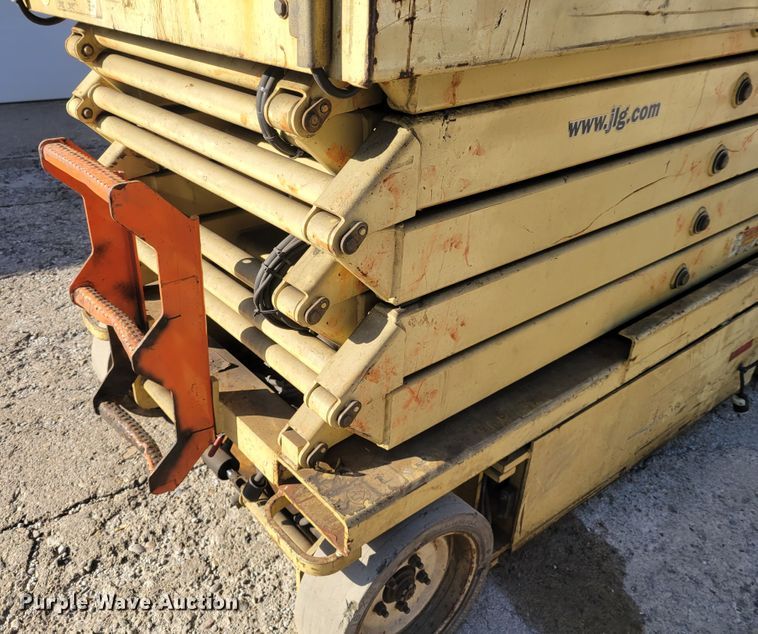 image for item IV9747 2003 JLG 3246E2  scissor lift