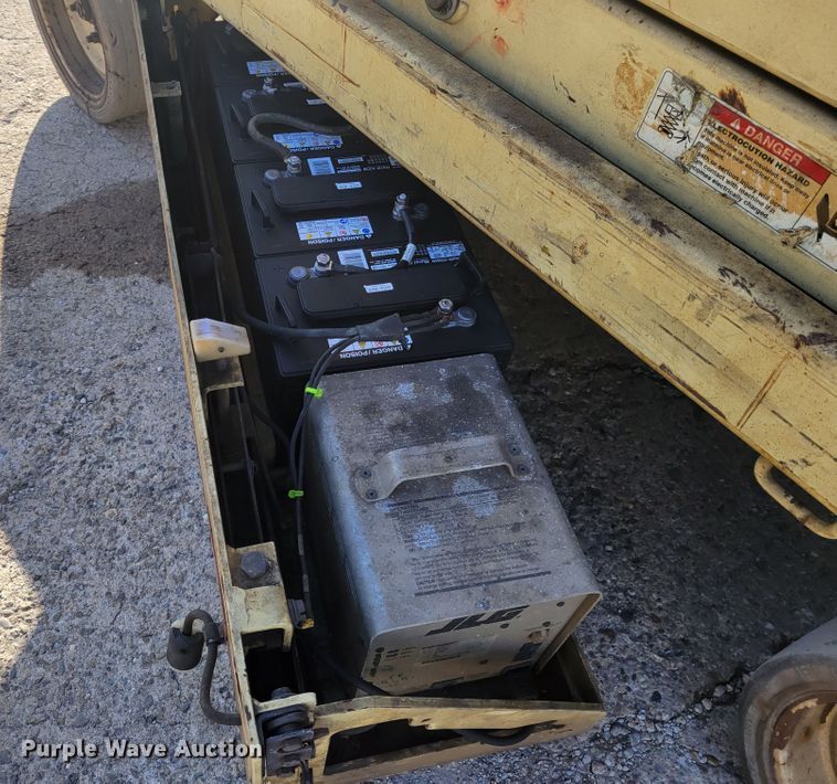 image for item IV9747 2003 JLG 3246E2  scissor lift