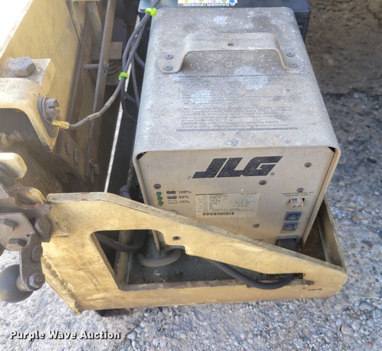 image for item IV9747 2003 JLG 3246E2  scissor lift