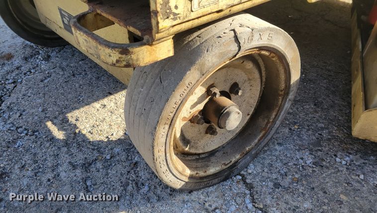 image for item IV9747 2003 JLG 3246E2  scissor lift