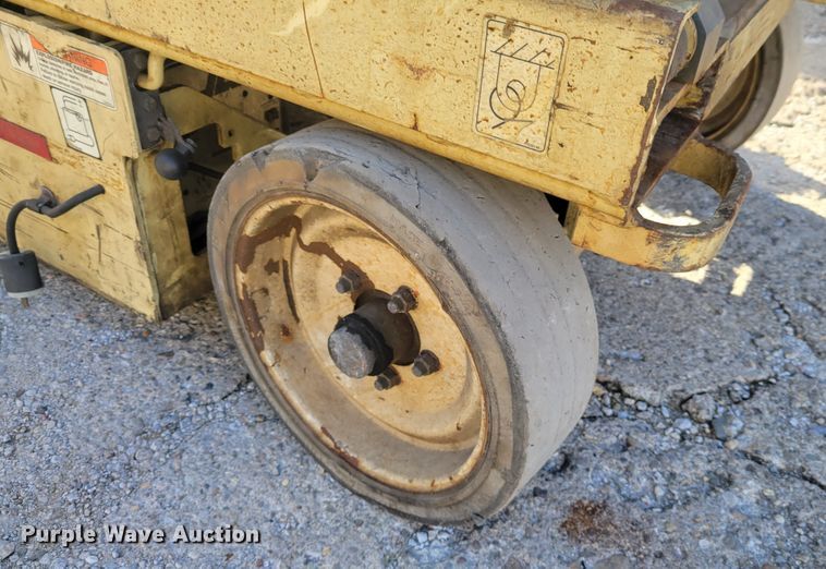 image for item IV9747 2003 JLG 3246E2  scissor lift