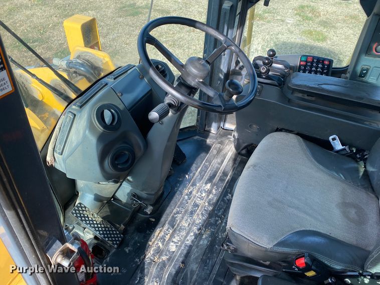 image for item JN9135 2011 John Deere 844K  wheel loader