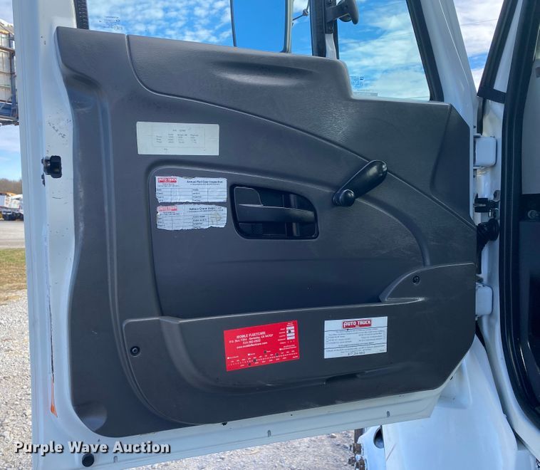 image for item JN9138 2009 International WorkStar 7400  crane truck