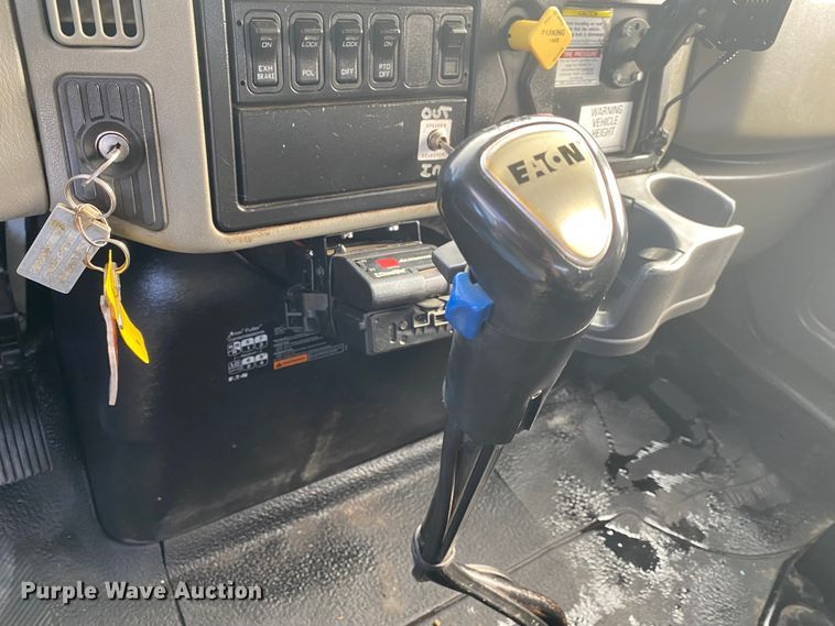 image for item JN9138 2009 International WorkStar 7400  crane truck