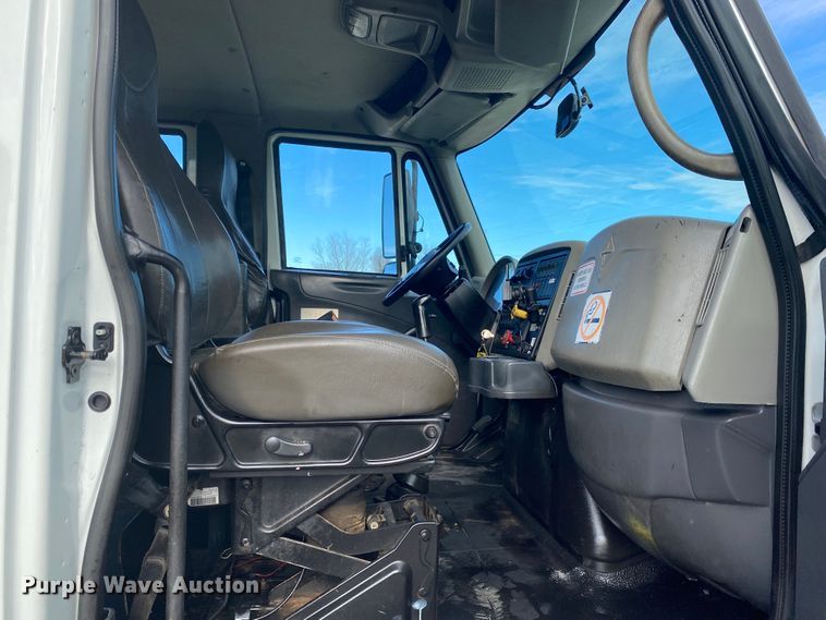 image for item JN9138 2009 International WorkStar 7400  crane truck