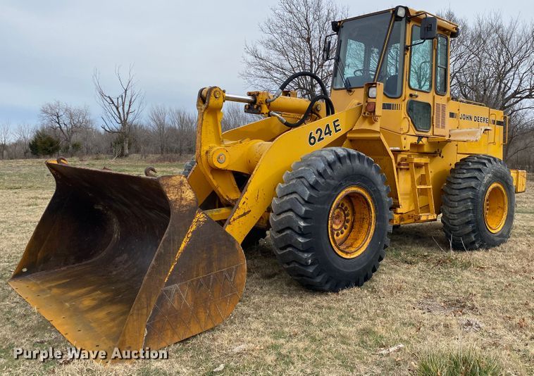 image for item JN9145 1989 John Deere 624E  wheel loader
