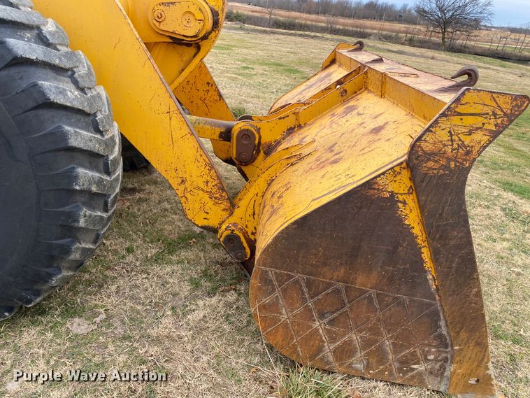 image for item JN9145 1989 John Deere 624E  wheel loader