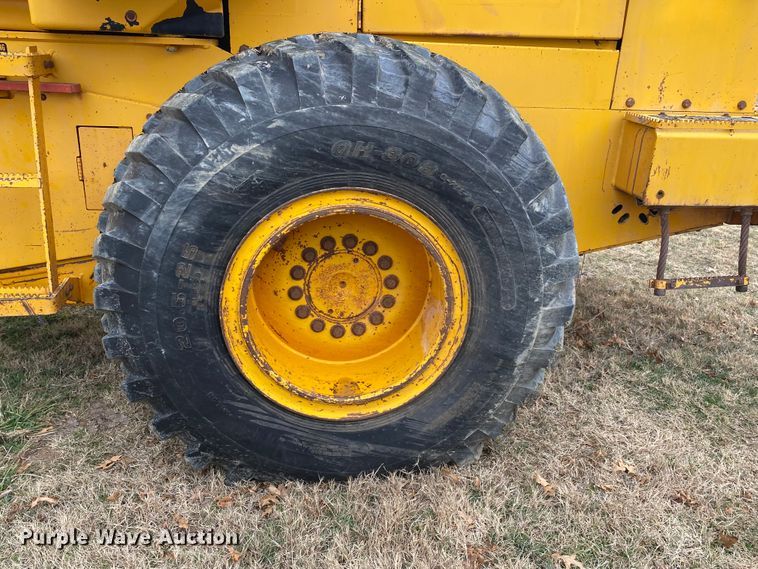 image for item JN9145 1989 John Deere 624E  wheel loader