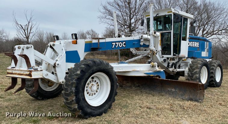 image for item JN9146 2000 John Deere 770C  motor grader