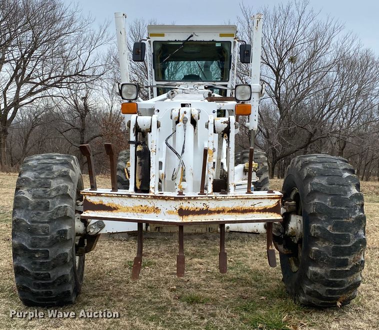 image for item JN9146 2000 John Deere 770C  motor grader