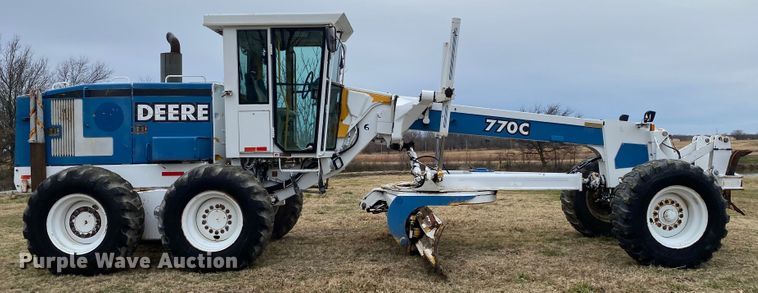 image for item JN9146 2000 John Deere 770C  motor grader
