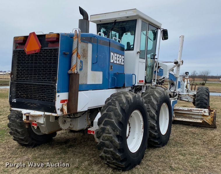 image for item JN9146 2000 John Deere 770C  motor grader